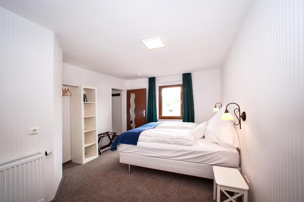 Hinter Den Spiegeln Hotel Хаймбах Екстериор снимка